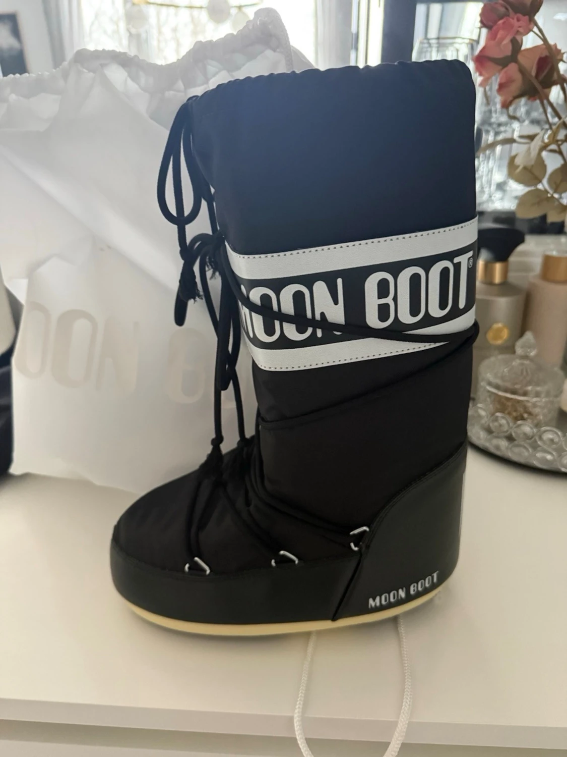 Svarta Moon Boots med vit detalj