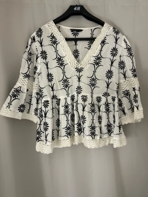 Sött topp - Super sött och gullig topp. Använt 3-4 gånger så fortfarande i super bra skick. Kan finnas hundhår på plagget. Köpt utomlands.🤍