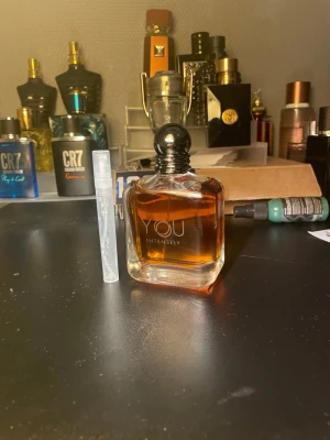 Emporio Armani You Intensely 5 ml - Emporio Armani You Intensely är en elegant parfym i en fyrkantig glasflaska med rundad svart kork. Doften har en djup bärnstensfärgad vätska och flaskan har stilren text i vitt. Perfekt för dig som gillar exklusiva och intensiva dofter.
