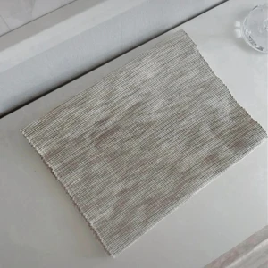 Beige lång duk - fint/bra/begagnat skick - Säljer en fin & stilren lång duk i beige nyans som passar perfekt till både vardag och fest. Duken har ett tidlöst uttryck & smälter lätt in i olika inredningsstilar, från modern till mer klassisk. Duken har använts ett par gånger & är mestadels sliten på grund av tvättar, men är i övrigt i fint & gott skick utan större anmärkningar. Tyget har fortfarande ett snyggt fall & ett fräscht helhetsintryck. Märke framgår ej, men jag tror att den är från IKEA. FÖRST TILL KVARN!