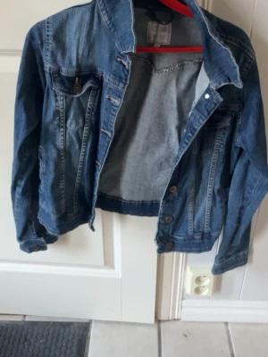 Mörkblå jeansjacka  - Mörkblå jeansjacka storlek S, gammal men knappt använd så fint skick💕