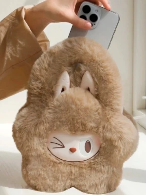 Labubu beige fluffig handväska - Supergullig beige handväska från Labubu med mjuk pälsimitation och ett lekfullt ansikte framtill. Väskan har söta kaninöron och ett unikt, fluffigt formspråk som sticker ut. Perfekt accessoar för dig som gillar kawaii-stil och vill ha något annorlunda.