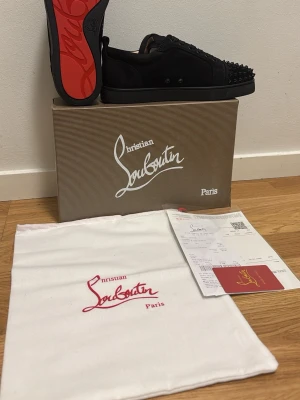 Loubs 41 - Jätte fina skor. Passar perfekt för dig som söker efter skor. Röd syla. Spickar där fram med extra tillbehör kommer om dom faller. Kvitto, dustbag allt ingår som du ser i bilden. Passar perfekt för dig som gillar mode och trend. Storlek 41, helt nya.