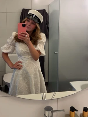 Adoore klänning - Säljer nu min älskade studentklänning från adoore. Endast använd två gånger. Den är skräddarsydd ca 1 cm i v-ringningen (se sista bilden) för bättre passform men går hur bra som helst att sprätta upp. Den är alltså igensydd några stygn över knapparna, på så sätt kan man bära en vanlig bh under utan att den syns. Nypris 1495kr. 