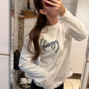 Vit långärmad tröja från Diesel - Vit långärmad tröja från Diesel med tryckt logga i grått och svart på bröstet❄️