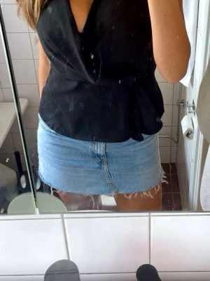 Svart omlottopp från Zara - Svart omlottopp från Zara med v-ringning och knyt i sidan. Storlek S men passar M också, 