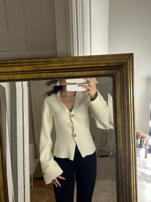 Figursydd kofta - Superfin figursydd kofta/tröja från Gina i strl xs. Mycket bra skick, knappt använd. Säljer även en i beige (strl xs) och svart (strl s)❤️