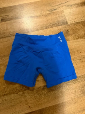 Dfyne Impact shorts 4.5” - Blåa shorts i storlek S från Dfyne! Säljes då de är för små av mig!