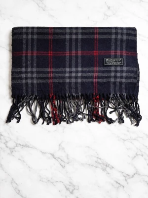 Burberry halsduk  - Säljer nu denna riktigt feta halsduken från burberry för endast 449. Halsduken är i en mörkblå färg med  röda detaljer. Hör av er vid frågor 🙌