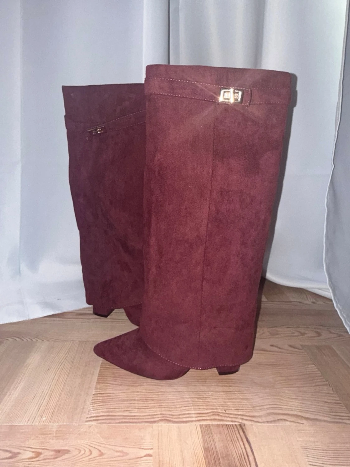 Vinröda mockastövlar med spänne - 1