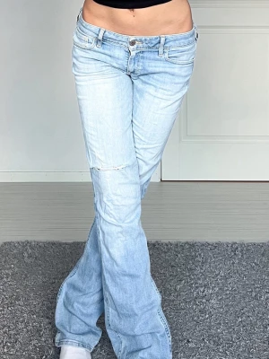 Jeans - Midjemått: 38cm rakt över, innerbenslängd: 82cm 🩷