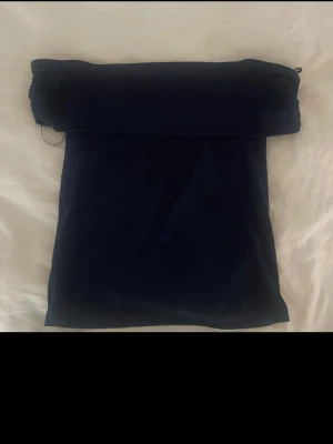 Mörkblå off shoulder topp  - Snygg off shoulder topp som är mörkblå, passar superbra till lite festligare dagar 