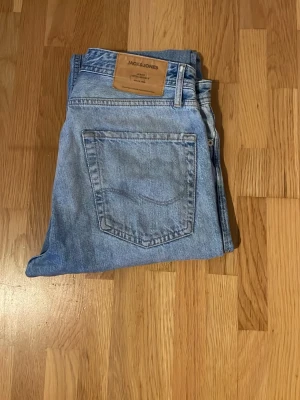 Ljusblå jeans från Jack & Jones - Säljer ett par ljusblå jeans från Jack & Jones. Bra skick, inga hål eller fläckar.