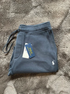 Polo Ralph lauren shorts - Marinblåa polo shorts i storlek M mycket fint skick med tags. Nypris 1800kr mitt pris 799kr. Hör av er vid frågor eller funderingar. Mvh Viktor🙌😄
