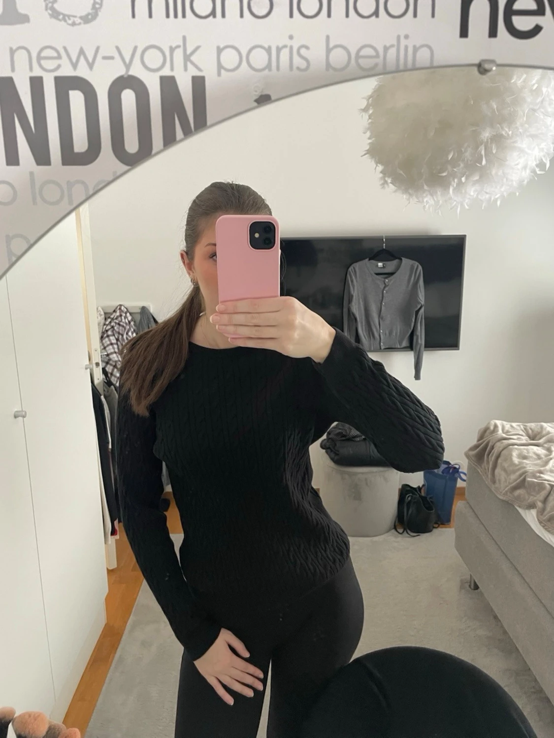 Svart kabelstickad tröja