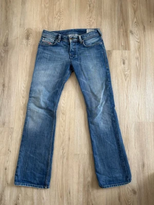 Diesel jeans bootcut  - Tja, säljer dessa feta Diesel jeans i mycket bra skick. Storleken är 28/32 och passar perfekt för dig som är 165-175 cm lång! Modellen på bilden är 170. Mitt pris är 699, men kan givetvis diskuteras vid snabb affär! Mått A: 39 cm B: 102 cm Benöppning: 21-22 cm. Hör av er vid frågor🙌