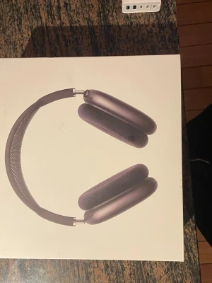 Apple AirPods Pro Max - A- kopia allt till kommer förutom ettt kvitto, funkar rätt så bra men inte på min mobil vid frågor hör av dig