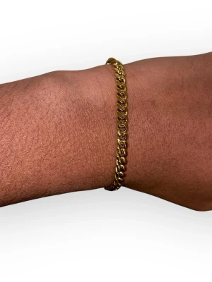 Miami Kubansk  Armband Guldfärgad 18cm - Helt ny. Fin replika med grym kvalitet. Storlek: 18cm. Pris: 249kr. Först till kvarn. Skickas direkt inom 24timmar 