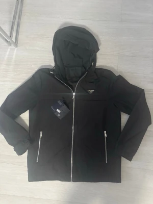 Prada Jacka - Helt ny, med etticket. Skriv vid funderingar!