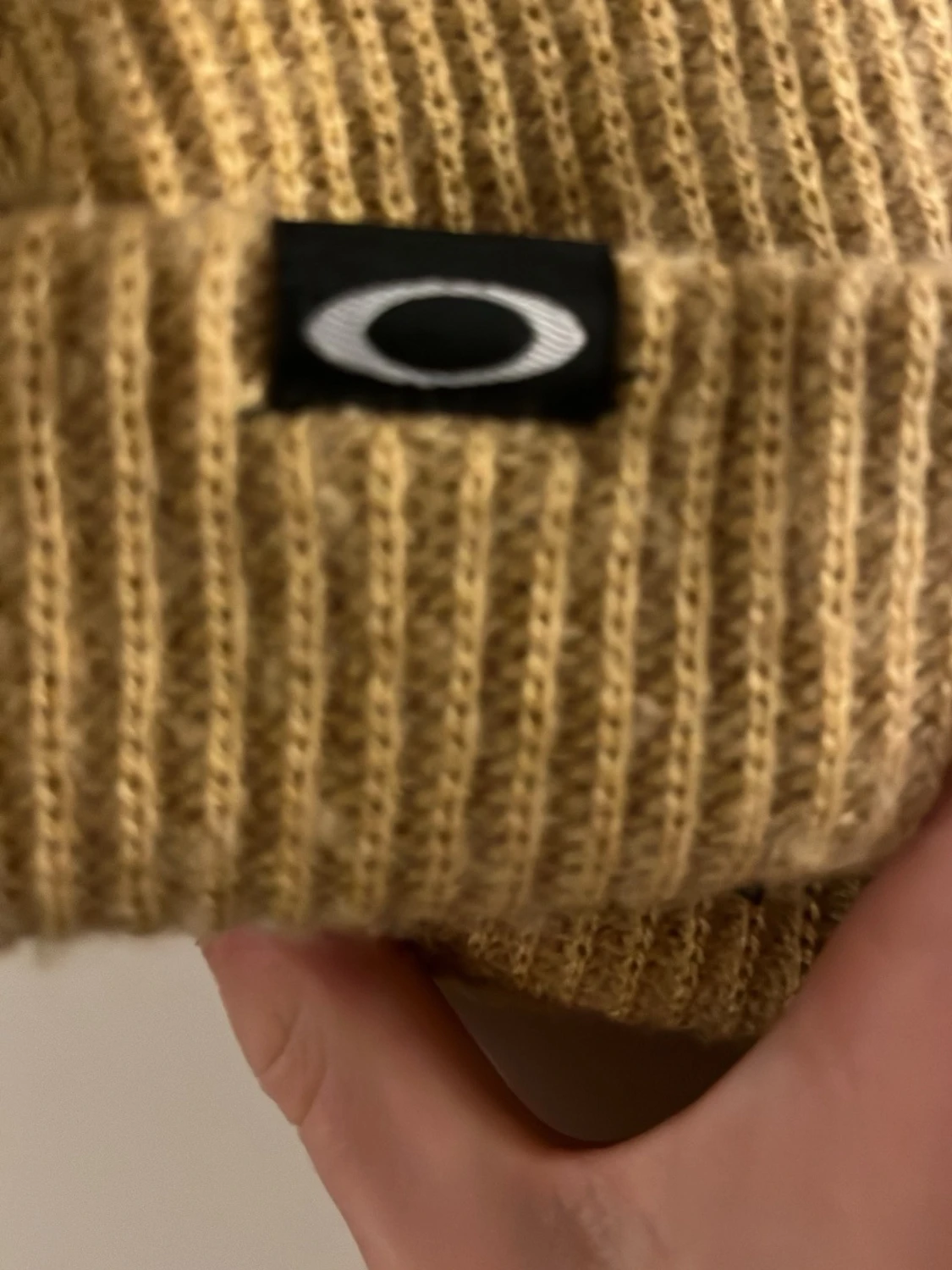 Beige ribbstickad mössa från Oakley - 3