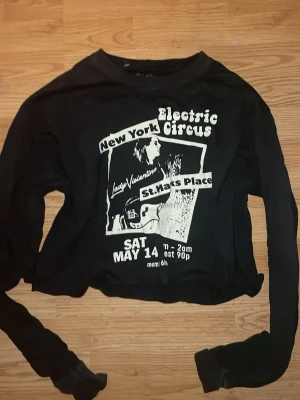 Brandy melville tröja! - En jätte fin tröja med tryck. One size men skulle säga den passar Xs-S  (baggy), M kanske även L. Knappt använd, lite skrynklig men kan fixas. Den är en magtröja.  Skriv för frågor/ bilder/mått! Jag har glömt vad jag köpte för men kom med prisförslag!