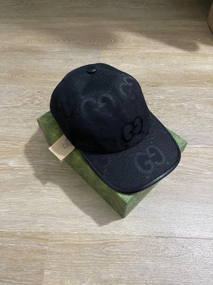 Svart keps riktigt fin - Snygg svart keps 