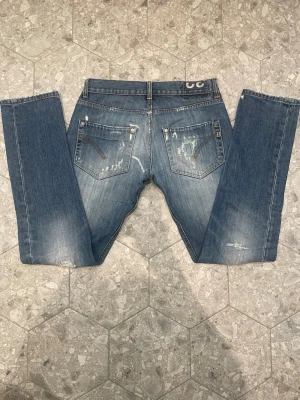 Dondup jeans  - Hej! Säljer nu av ett par Dondup jeans i ett använt, men fint skick. Jeansen som varit tidigare varit slitna på baken, runt fickorna, har behövt lagas och är nu förstärkta/omsydda på ett professionellt sätt(se bild 7) Lagningarna syns inte under användning och har ingen som helst påverkan när man har på sig dem.   I övrigt är jeansen i gott skick. Se bilder för detaljer.
