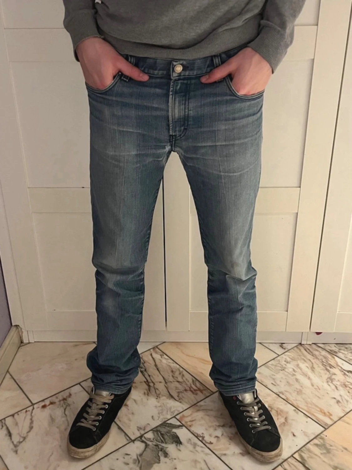 Ljusblå raka jeans från J Lindberg 