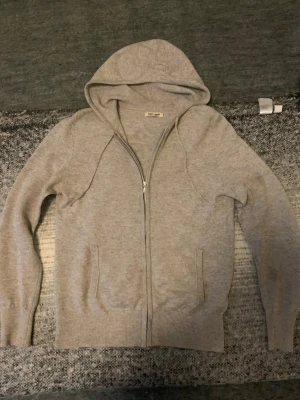 Soft goat - Säljer en sjukt fet soft goat hoodie i storlek S i 100% cashmire, ny pris 4000kr men säljer för endast 1599