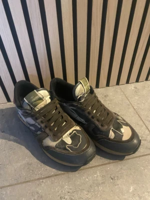 Valentino camo sneakers i grönt - Snygga valentino rockrunnes i gott skick/ 7/10✅ skriv vid frågor eller funderingar 😀