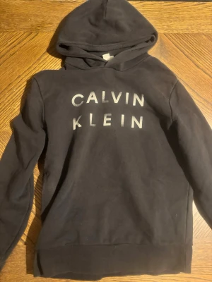 Svart Calvin Klein hoodie - Denna hoodien säljer jag nu eftersom att den inte passar mig längre.