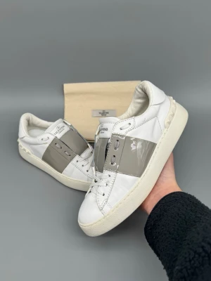 Valentino Open Skor | 37 - Valentino Open skor i väldigt fint skick! Storlek 37, passar även aningen större. Original dustbag ingår. INGA BYTEN. Hör av er vid funderingar 🙌