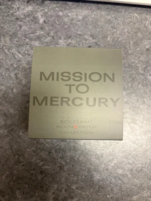 Omega x Swatch Mission to Mercury - Säljer en Omega x Swatch Mission to Mercury från Bioceramic MoonSwatch Collection. Klockan har svart urtavla, grå boett och grått band. Tillverkad i biokeramik och levereras i originalförpackning med tillbehör. Kvitto följer med!