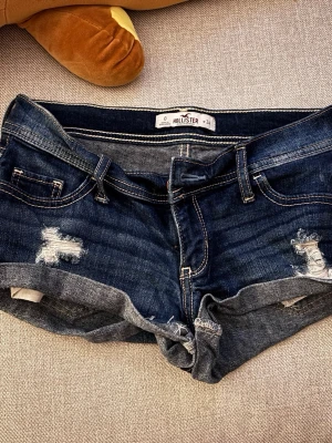 Mörkblå jeansshorts från Hollister - Hollister jeansshorts i stl w24. Inga bilder på eftersom de är för stora på mig. 