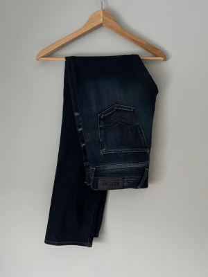 Mörkblå jeans från Replay - Mörkblå Replay Anbass jeans | Storlek 30/32 | Mycket bra skick | Hör av dig vid frågor 🙌🏼