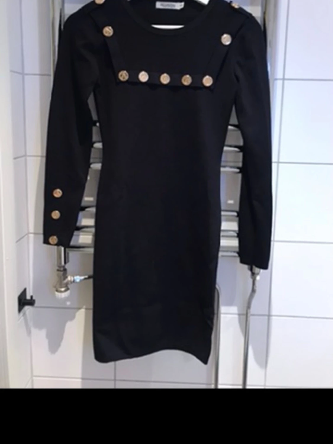 Svart klänning med guldknappar - 1