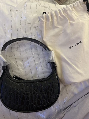 By far väska  - Säljer en helt ny Mini Soho Croco Embossed - Handbag, i färgen svart eftersom det var en gåva som inte riktigt passar min stil. Nypris 4800kr. Mitt pris 3000, kan diskuteras💕