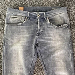 Dondup George gråa - Gråa dondups i modellen George | passar dig runt 174-182 | skick 8/10 |