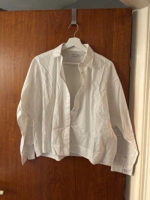 Vit skjorta från Ahlvar Gallery - Klassisk vit skjorta från Ahlvar Gallery. Skjortan har lång ärm, knappar framtill och en rak passform. Perfekt basplagg med enkel krage och stilren look. Kostar 1600 nypris!💞
