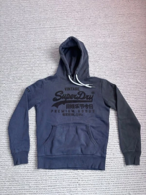 Superdry Hoodie - Den berömda Superdry hoodien i ett mycket bra skick. Storlek-S. Färg - Mörkblå/Grå. Mycket fint skick. Skriv för frågor osv! 🤗😁