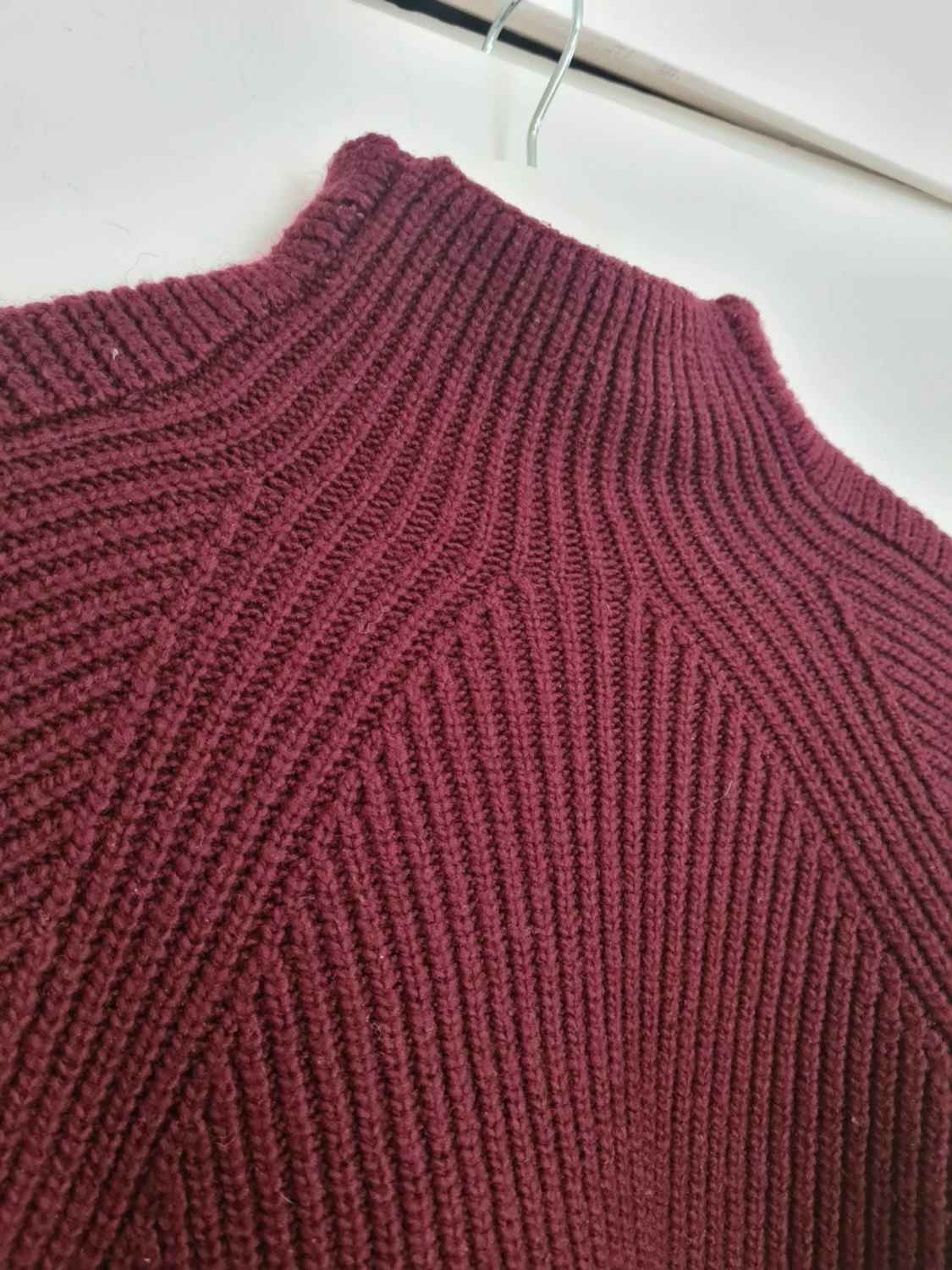 Vinröd ribbstickad polotröja från H&M - 1