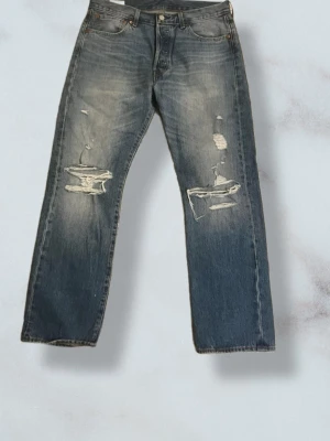 Levi’s 501 Anniversary Edition selvedge 33x30 - Mått: Benöppning - 18-19cm Midja - 43 cm vänster till höger Innerbenslängd - 73 cm Lårbredd: 29 cm