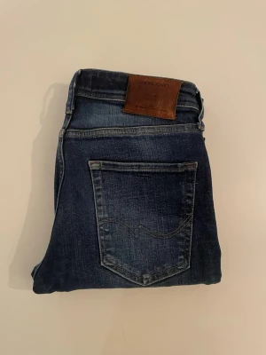 Jack & Jones jeans | mörkblå - Säljer nu dessa riktigt schyssta mörkblå jeans från Jack & Jones. Dem har en riktigt snygg tvätt, och sitter riktigt bra på benen! | Storlek: W29 L32 | Nypris 1000, mitt pris 399 | Säljs pågrund av för små för mig, älskade dessa jeansen pågrund av den snygga färgen, och den schyssta passformen. | Är öppen för prisförslag och frågor i pm | MVH William🙌