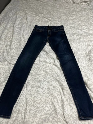 Mörkblå skinny jeans från Replay - Snygga mörkblå skinny jeans från Replay med klassisk femficksdesign och kontrastsömmar. Jeansen är köpta via Sellpy men var för små för mig och mina yngre syskon. De är därför inte använda av oss och är i mycket fint skick. Pris kan diskuteras.