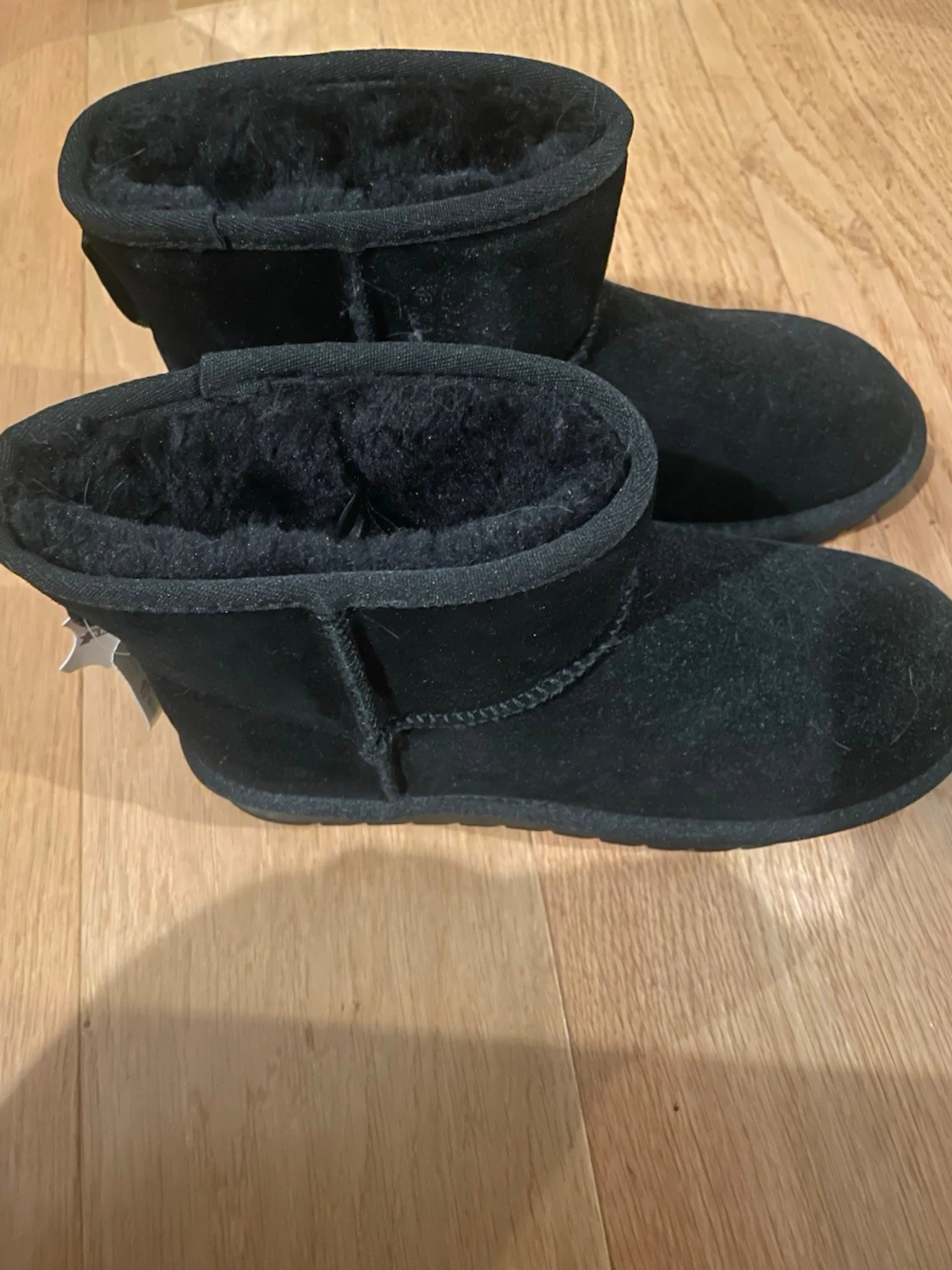 Svarta fluffiga tofflor i storlek 40