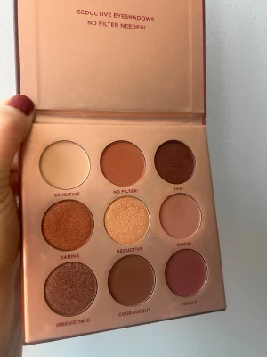 RAW ögonskuggspalett Makeup Mekka - RAW ögonskuggspalett från Makeup Mekka med nio nyanser i varma toner som beige, koppar, guld, brunt och vinrött. Paletten har både matta och skimrande skuggor i rund form, perfekt för kreativa ögonlooks. Använts lite.