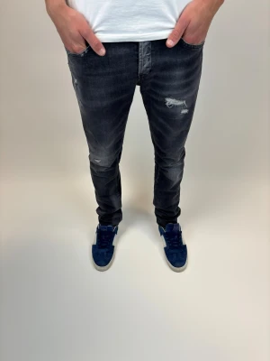 Dondup Jeans George  - Dondup Jeans George! Trendigaste jeansen på marknaden.  Ny pris= 4000 kr Säljs för= 1299 kr (Modellen har original slitningar från fabrik vilket är väldigt eftertraktat och populärt) 