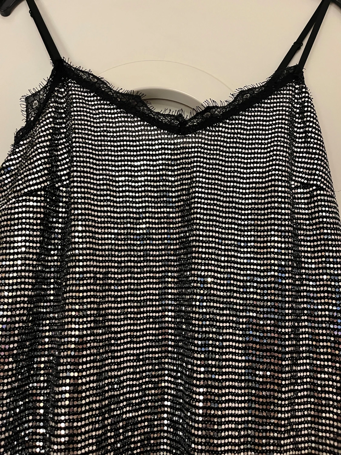 Glittrig silverklänning med spets - 3