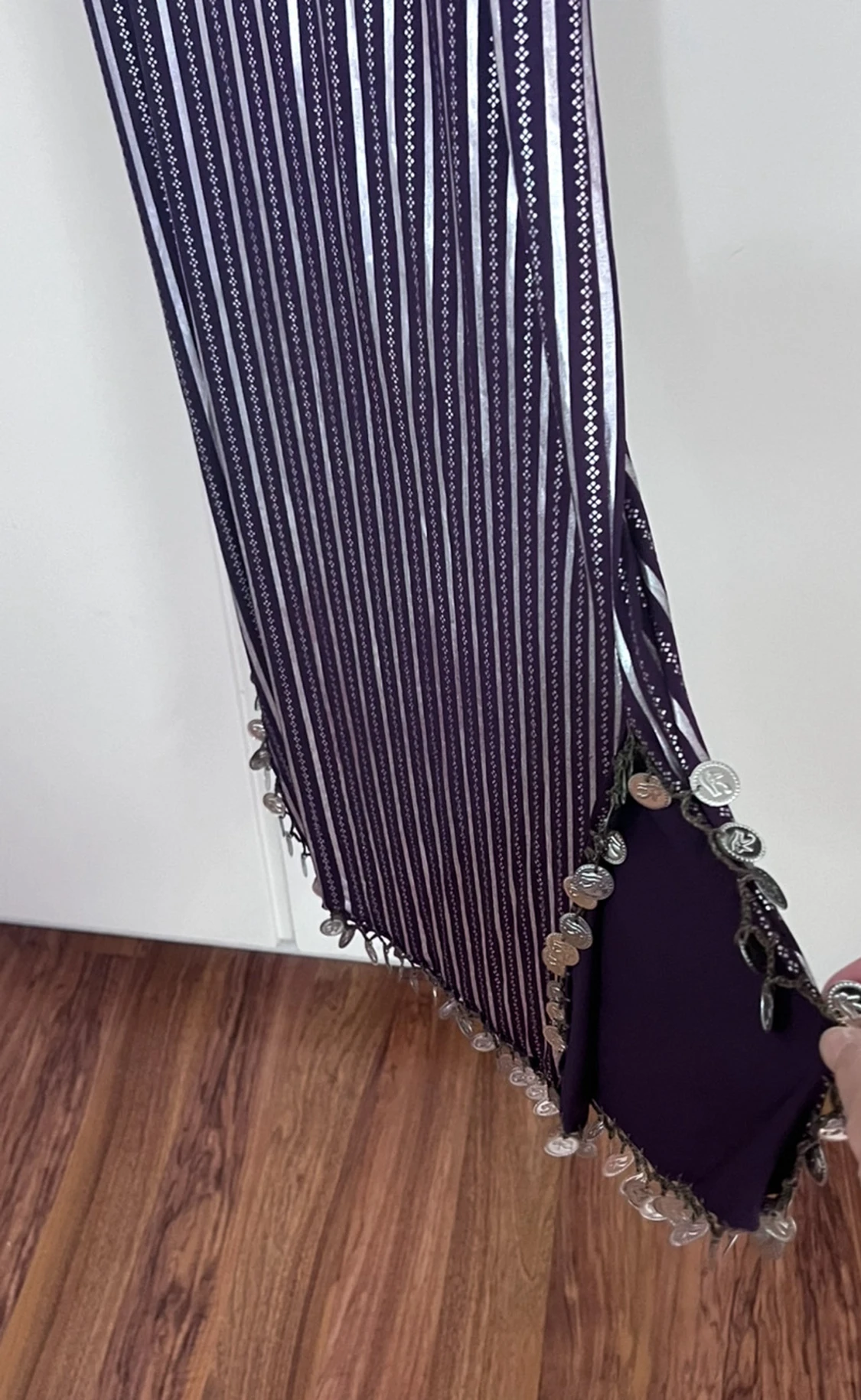 Randig långklänning med myntdetaljer - 2