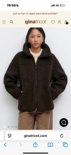 Mörkbrun teddyjacka från Gina Tricot - Säljer en mörkbrun teddyjacka från Gina Tricot med hög krage och dragkedja framtill. Jackan har en loose passform och är tillverkad i mjuk fleece som ger en riktigt mysig vibe. Perfekt för att hålla värmen under kyliga dagar. 